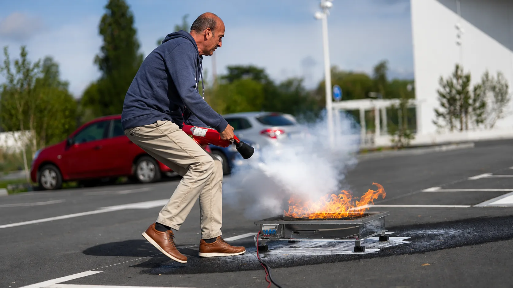 Exercice d'extinction sur feu réel à l'extincteur, lors d'une formation sécurité incendie Red Life Academy