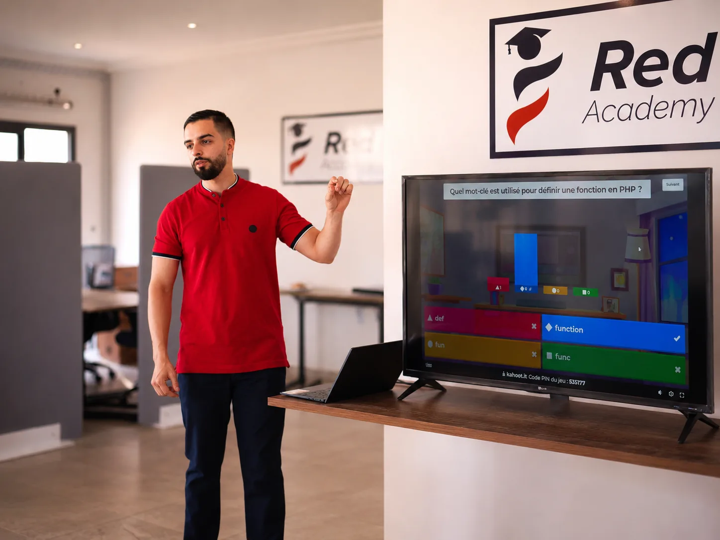 Mehdi Joyen anime un quiz interactif dans les locaux Red Life Academy