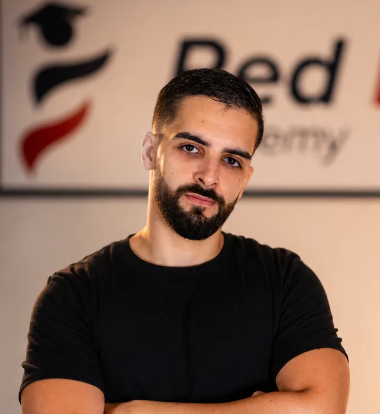 Mehdi Joyen, formateur Red Life Academy, devant l’enseigne de l’académie