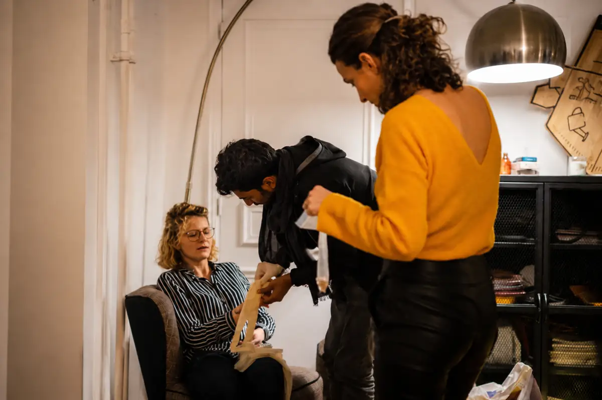 Exercice pratique MAC SST : deux apprenants posent un pansement sur le bras d’une victime assise