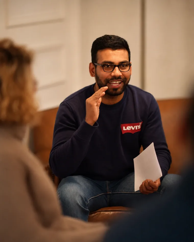 Un apprenant échange avec le groupe pendant une session de formation Red Life Academy