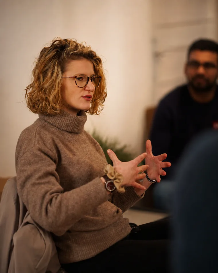 Une apprenante pose une question pendant une session de formation Red Life Academy