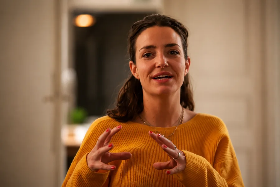 Une apprenante lors d'un échange pendant une session de formation Red Life Academy